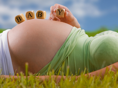 "Baby an Bord" - Schwangerschaftsmassage   Bild: © Albert Schleich - Fotolia.com 